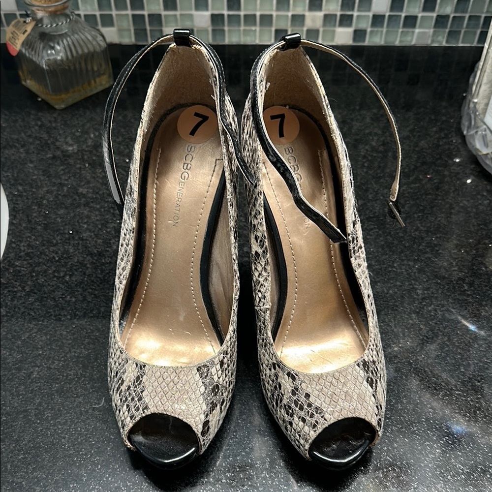 BCBGeneration Women's Snakeskin Peep Toe Heels - Black and Cream